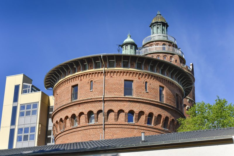 Wassertürme in Charlottenburg: Der Ostturm in erster Reihe, dahinter entdeckt man schon seinen großen Bruder, den Westturm. Foto: Imago/Schöning