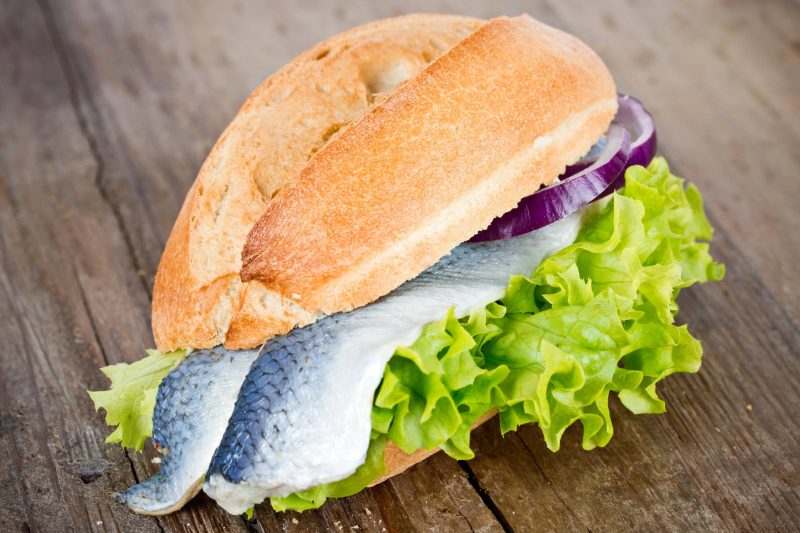 Tipps für Rügen Muss mindestens einmal sein, wenn man an der Ostsee ist: Ein klassisches Fischbrötchen. Guten Appetit!