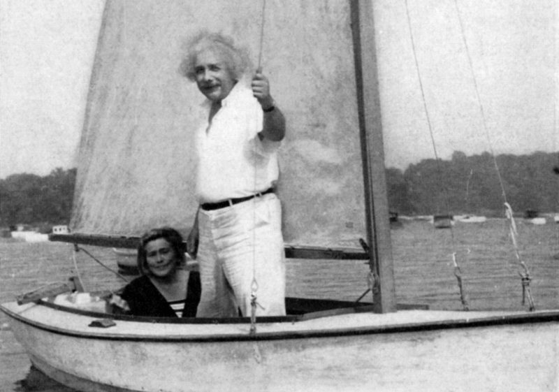 Albert Einstein auf seinem Segelboot in Caputh.