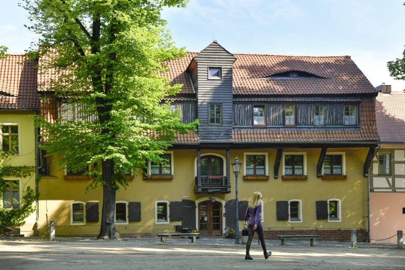 Zwischen Klosterplatz und Puschkinpark liegt das historische Fachwerkhaus zentral und dennoch ruhig - kein Einzelfall unter den Jugendherbergen in Brandenburg. 