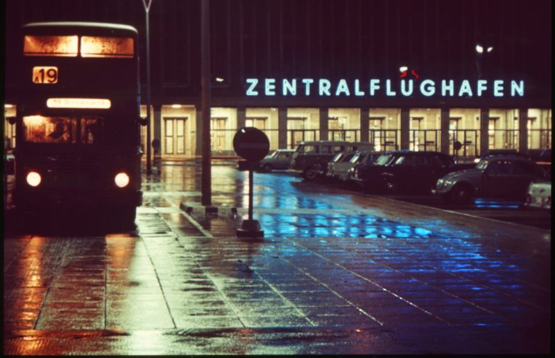 West-Berlin 1970: Der 19er-Bus vor dem Flughafen Tempelhof.