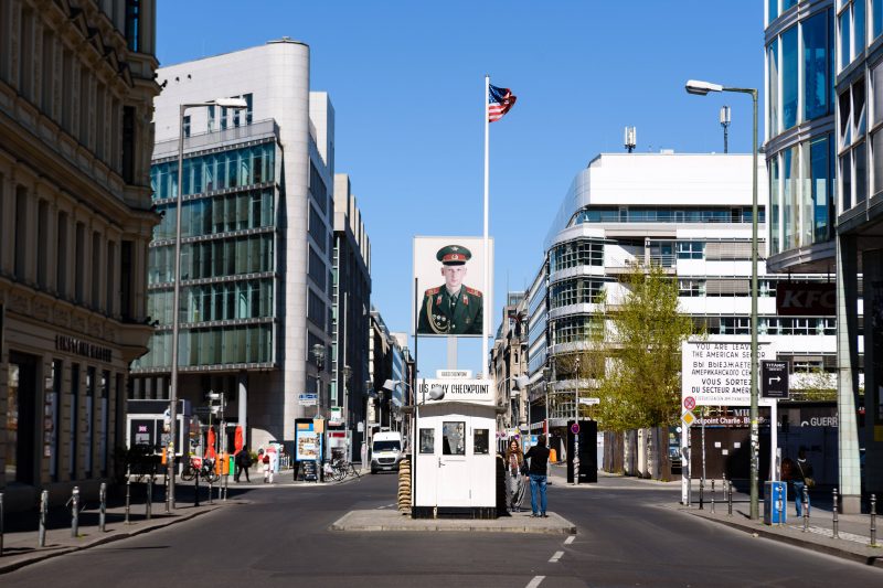 Besondere Orte in Berlin: Der ehemalige Grenzübergang Checkpoint Charlie ist heute eine Touristenattraktion und ein geschichtsträchtiger Ort, den man kennen sollte. 