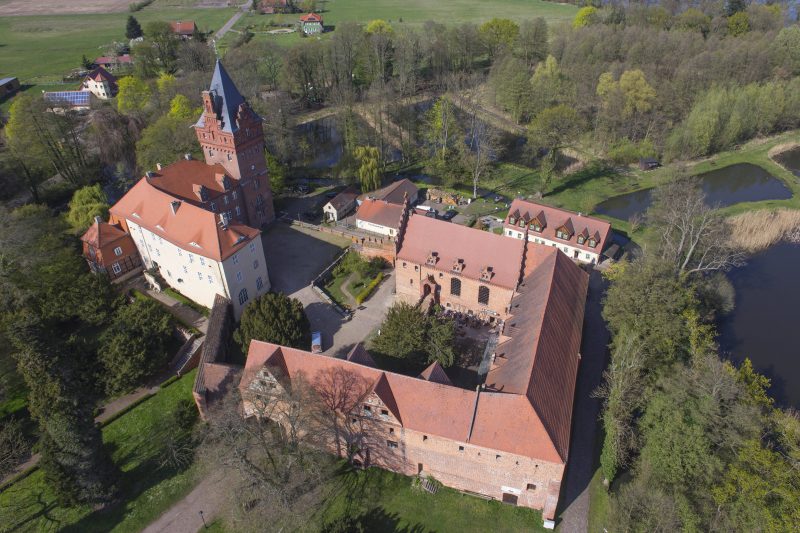 Luftbild von der Plattenburg im Landkreis Prignitz, die älteste erhaltene Wasserburg in Norddeutschland. Foto: imago images/imagebroker