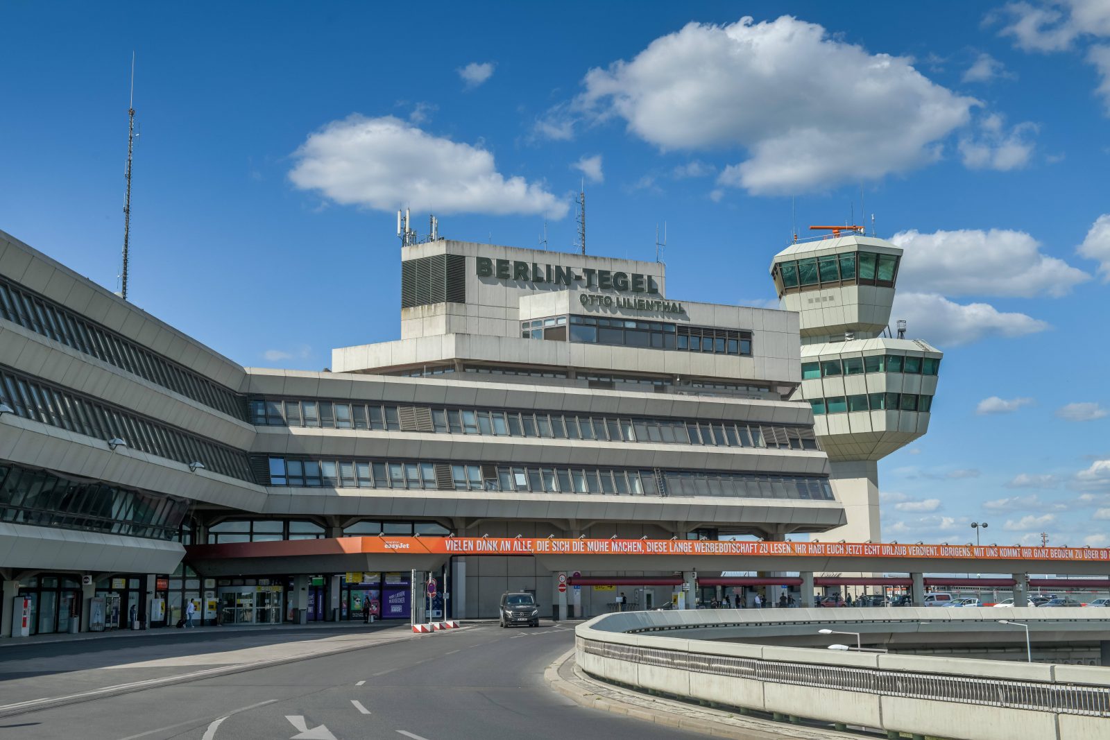 Vom Dach des Flughafens kann man wunderbar Flugzeuge starten und laden sehen. TXL ist eng mit der Geschichte der Luftfahrt in Berlin verbunden.