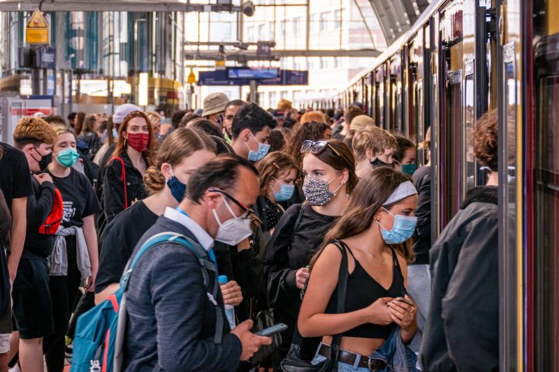 Corona-Beschlüsse: Ohne Maske kann es in den öffentlichen Verkehrsmitteln teuer werden. Dafür dürfen sich priuvat wieder so viele Menschen treffen, wie Platz ist. Foto: Zeitz
