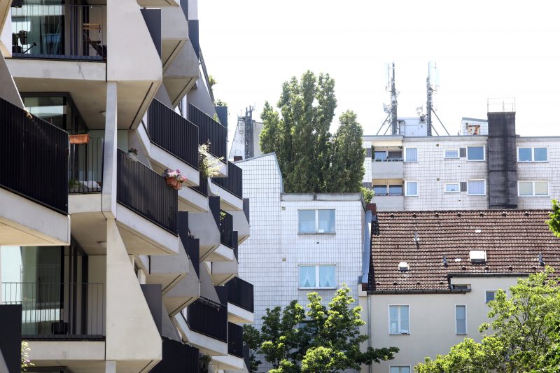 Neubauten gegen Altbauten: In Berlin sind die Preise für Wohnraum sehr unterschiedlich – Mietschulden drohen nun besonders akut. Eine Demo soll aufmerksam machen. Foto: Imago/Gudath