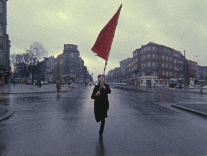 Einer der experimentellen Berlin-Filme: Farbtest Rothe fahne von Gerd Conradt.