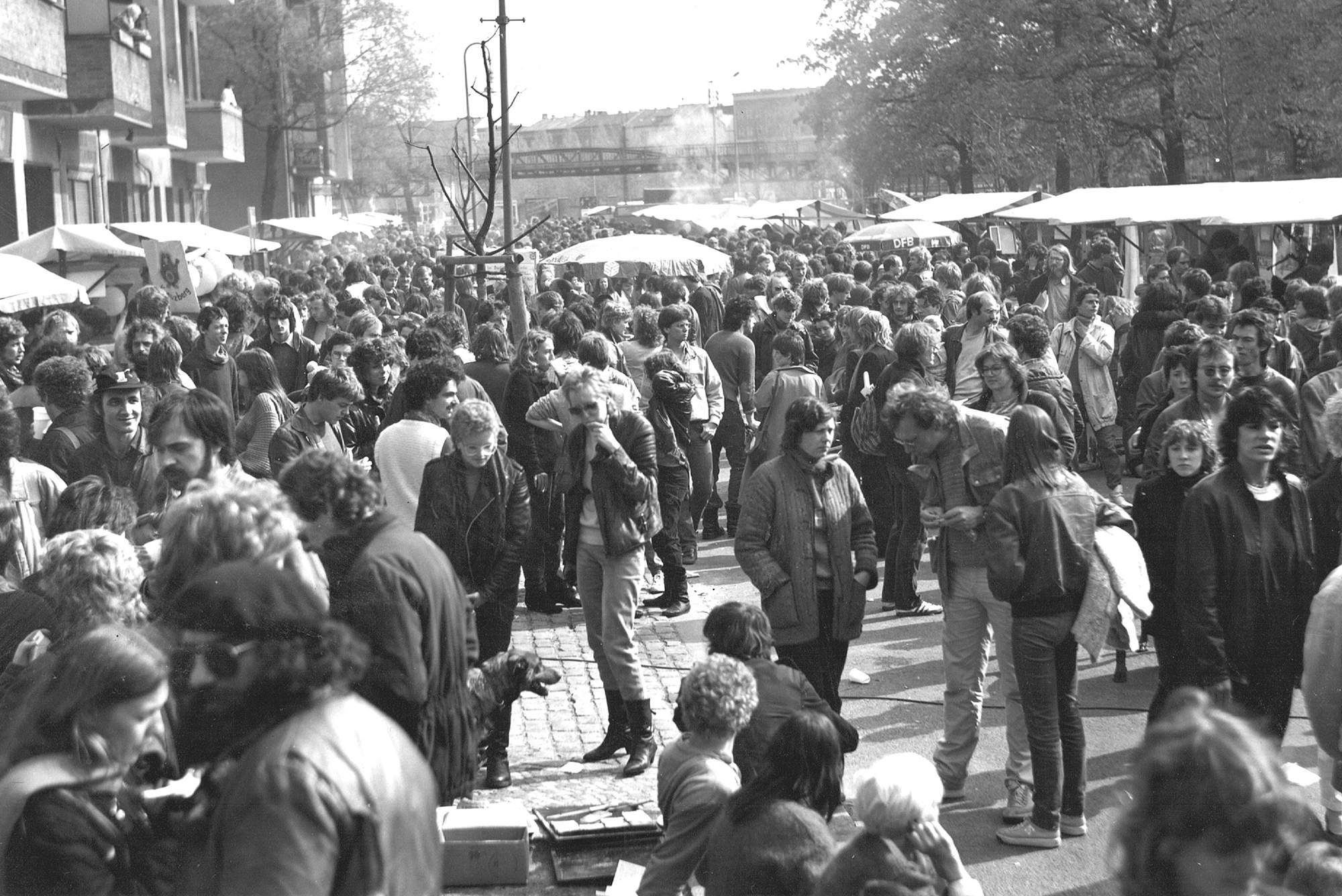 Das Kreuzberger 1.-Mai-Fest auf dem Lausitzer Platz war 1984 noch ein friedliches Ereignis. 