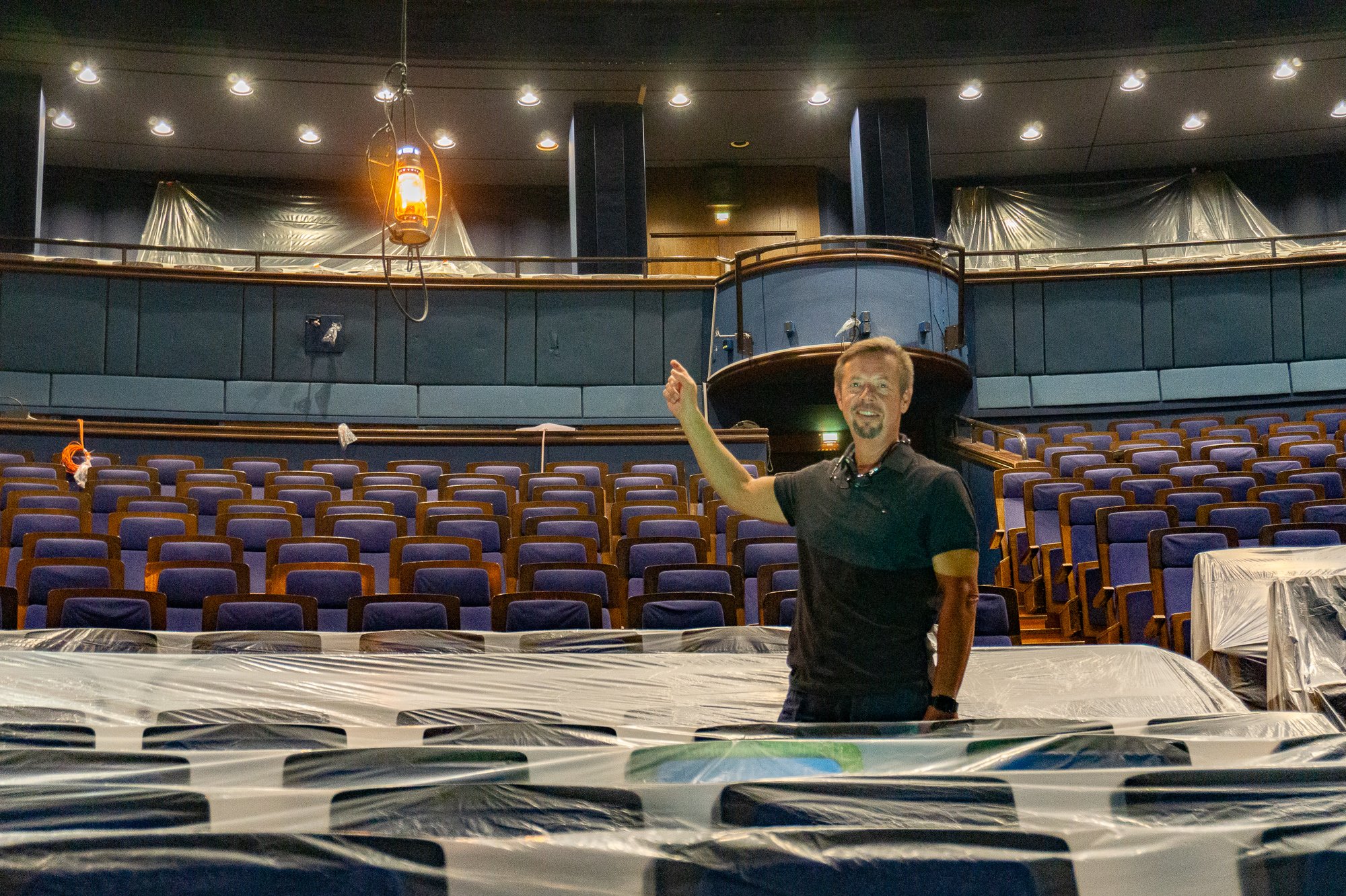 Andreas Stübler zeigt aufs "Geisterlicht". Das symbolisiert die Hoffnung, dass der Bühnenbetrieb bald weitergeht. Foto: Max Müller