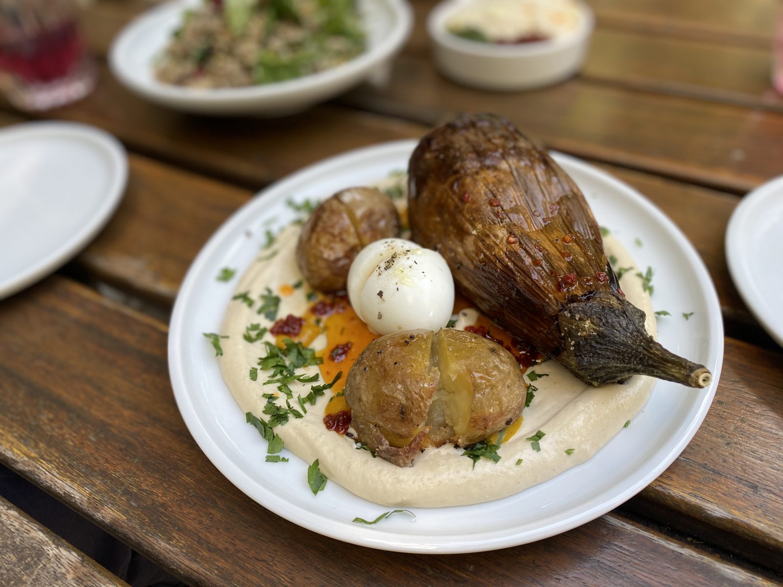 Sabich, aber mal anders: der israelische Streetfood-Klassiker kommt in diesem Bistro-Restaurant als Tellergericht daher. israelische Restaurants in Berlin