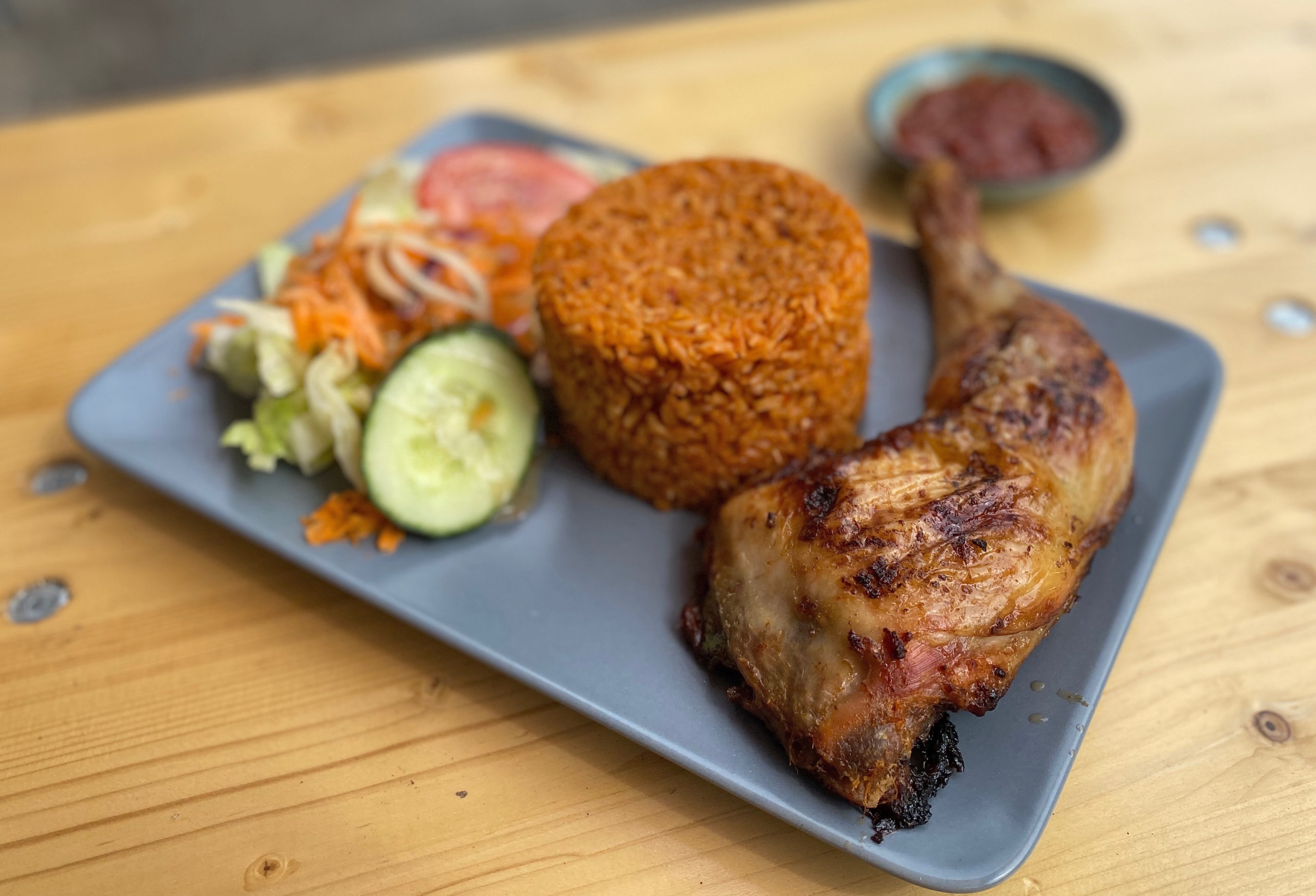 Der Geschmack Westafrikas: Jollof-Reis mit gegrilltem Huhn bei Didi Pa in Neukölln