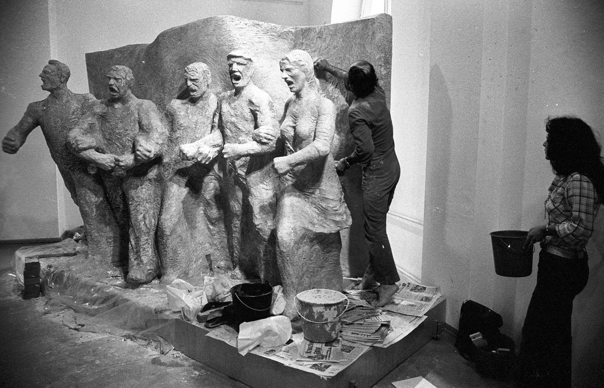 Mythos Kreuzberg: Der Bildhauer Mehmet Aksoy bei der Vorbereitung der Ausstellung Demonstration im Künstlerhaus Bethanien, 1975.