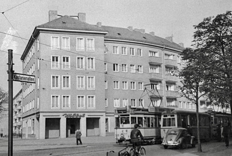 Wohnungsbau: Ein großer Wohnblock ist an der Schwedterstrasse, Ecke Kastanienallee, entstanden. Aufnahme um 1958.