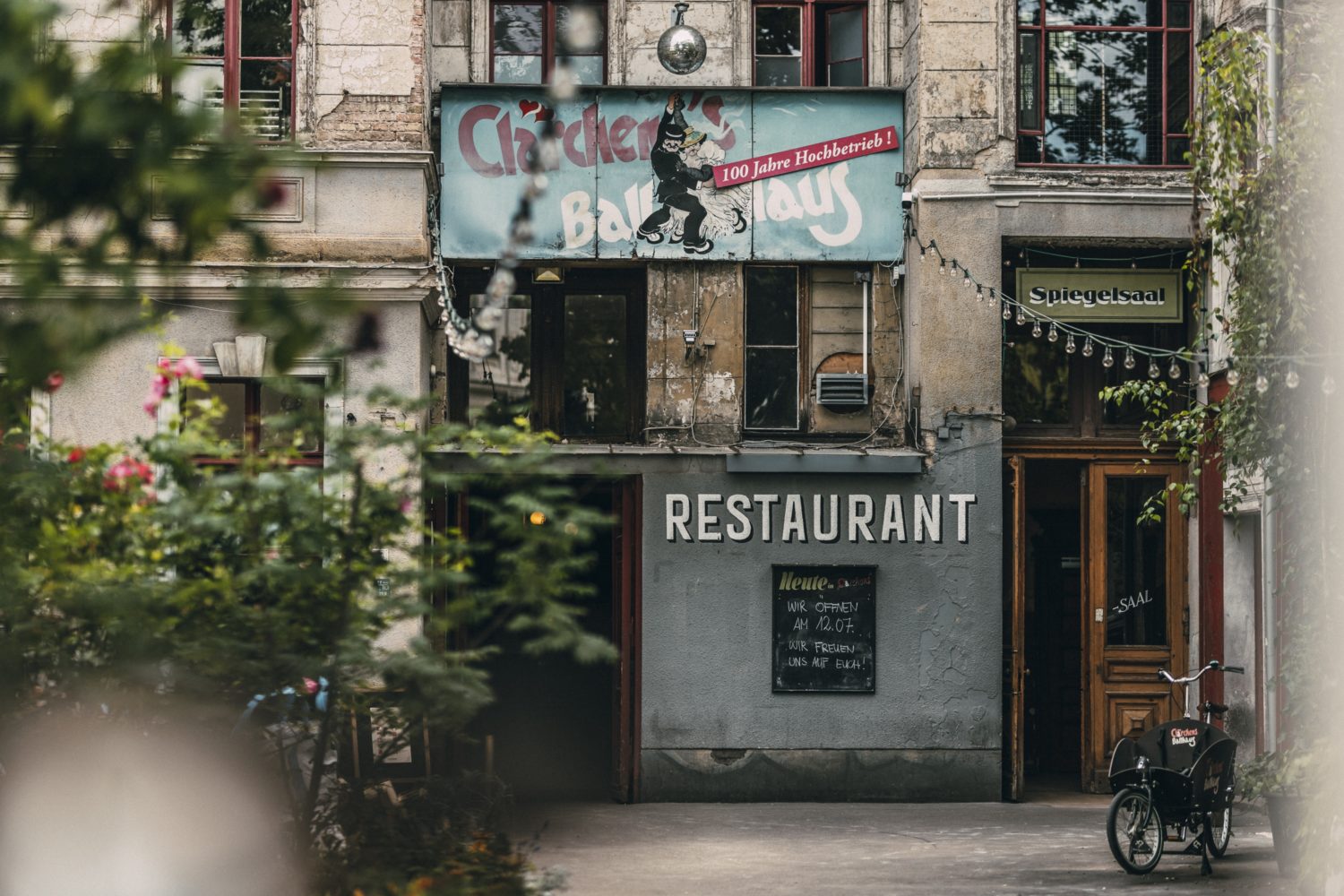 Endlich wieder da: Das Clärchens an der Auguststraße. Foto: Clärchens Ballhaus