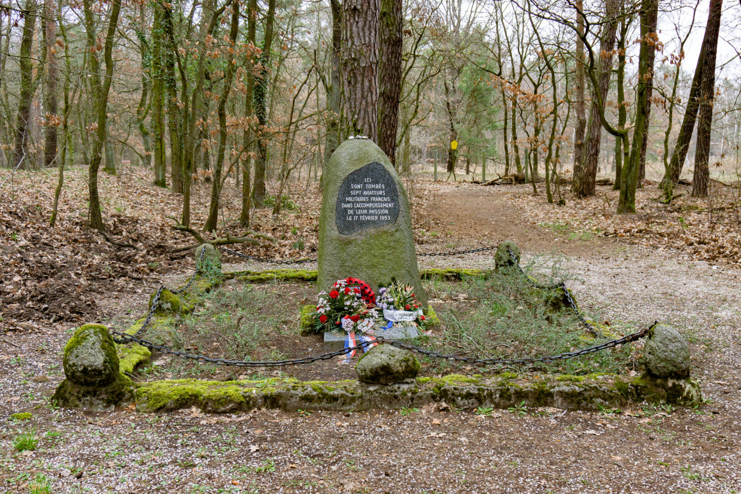 Das Grab im Tegeler Forst erinnert an sieben verunglückte Militärflieger. Foto: Max Müller