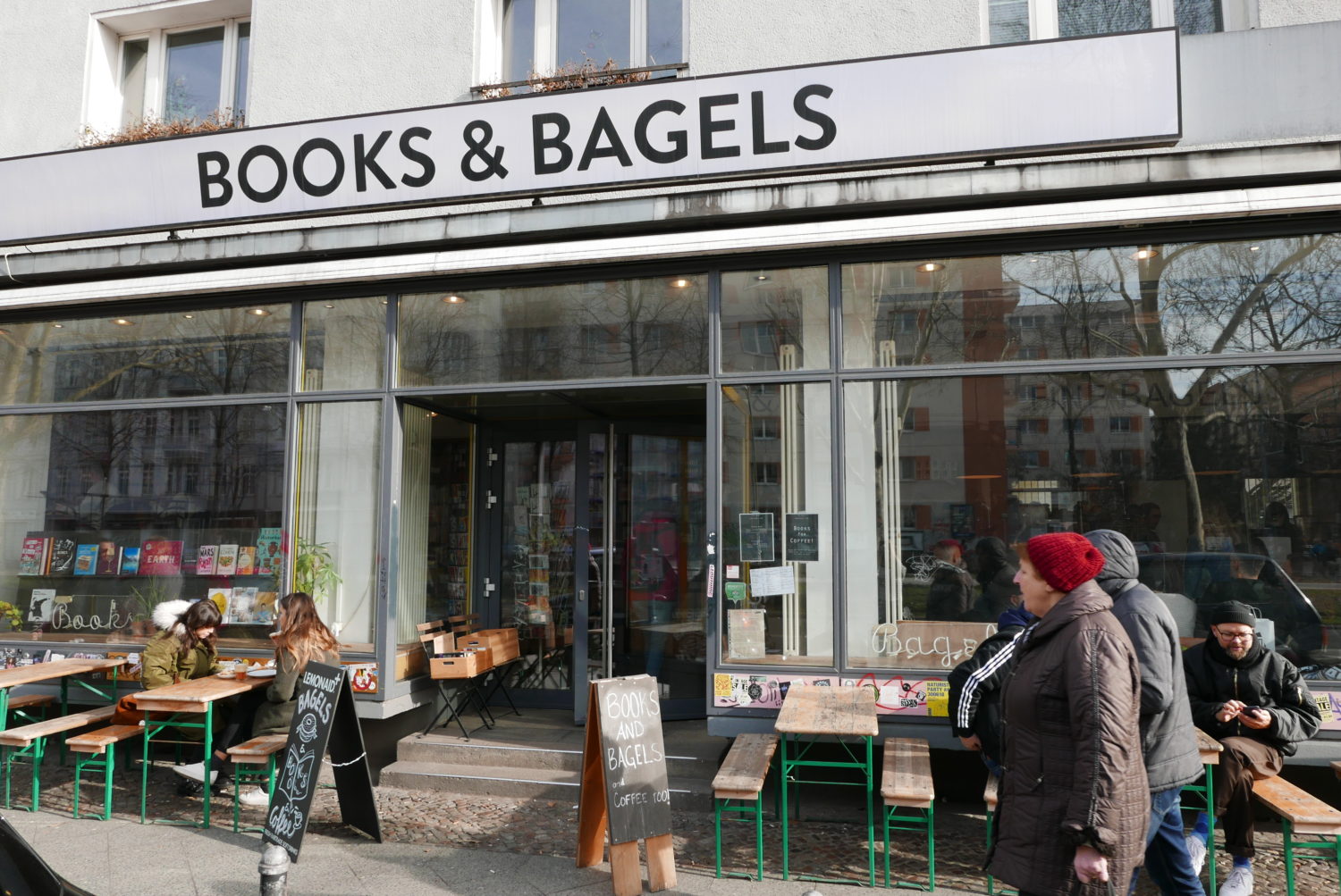 Buchhandlung Berlin: Was für eine Kombination: Bei Books & Bagels in Friedrichshain kann man tolle Bücher finden und dabei die wohl besten Bagels Berlins essen. 