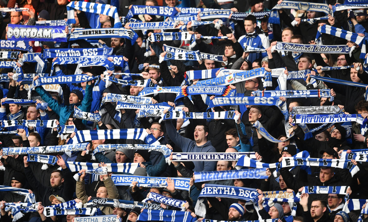 Hertha-Fans mit Schals in der Ostkurve. 