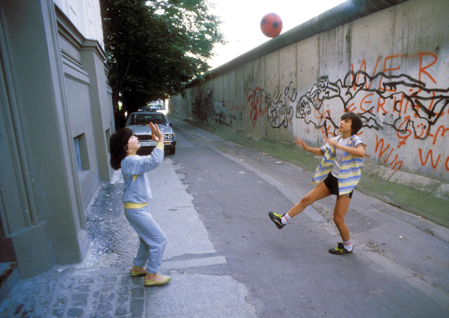 Eine Kindheit in Berlin: Spielende Kinder an der Berliner Mauer in Kreuzberg, um 1984. 