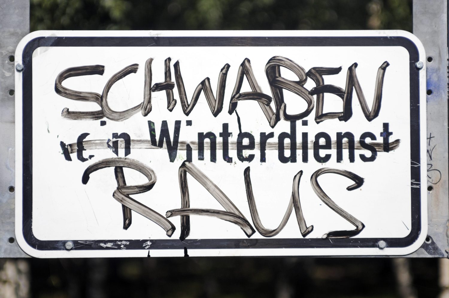 Feindbilder in Berlin: "Schwaben Raus"-Schild im Mauerpark in Prenzlauer Berg. 