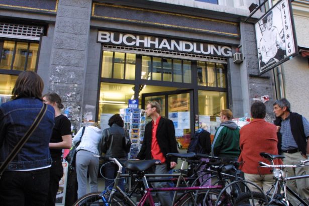 Dem Buchladen Kisch & Co. in Kreuzberg droht die Schließung. 