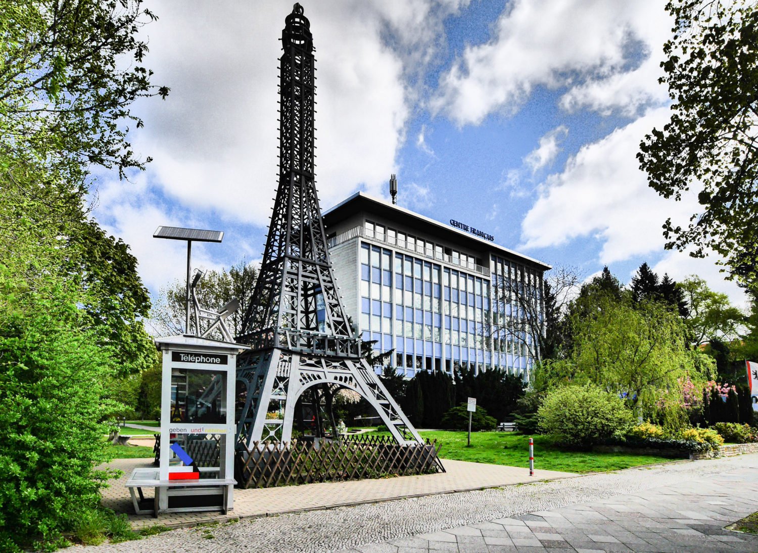 Frankreich in Berlin: Am Centre français in Wedding gibt es eine eine Eiffeltum-Miniatur. Foto: Imago/Ritter