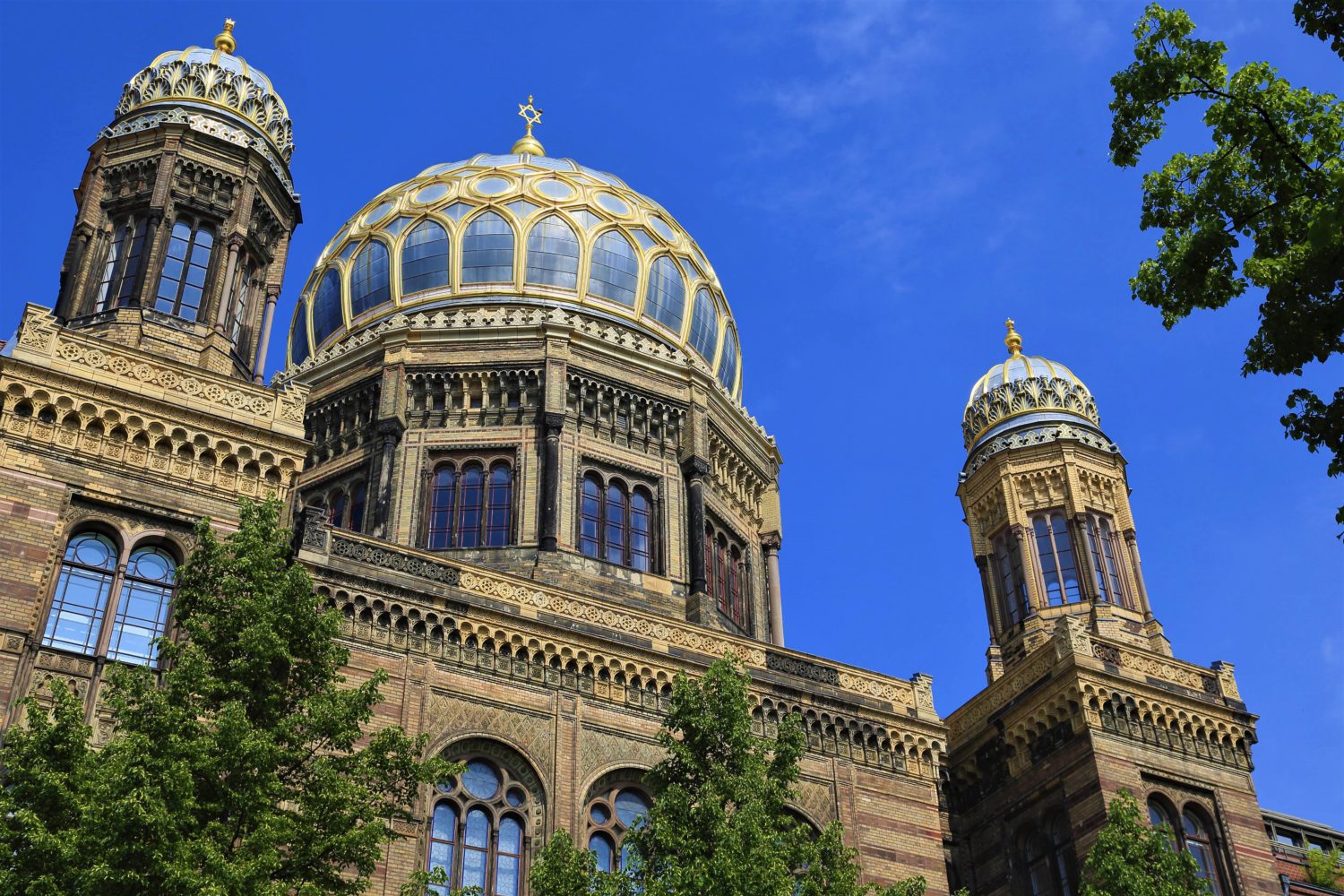 82 Jahre später gilt die Neue Synagoge wieder als Symbol für das friedliche Miteinander aller Religionen.  