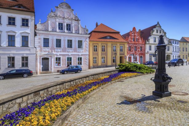 Der historische Stadtkern in Luckau mit zahlreichen barocken Wohnhäusern aus dem 17. Jahrhundert. Foto: imago images/Rainer Weisflog