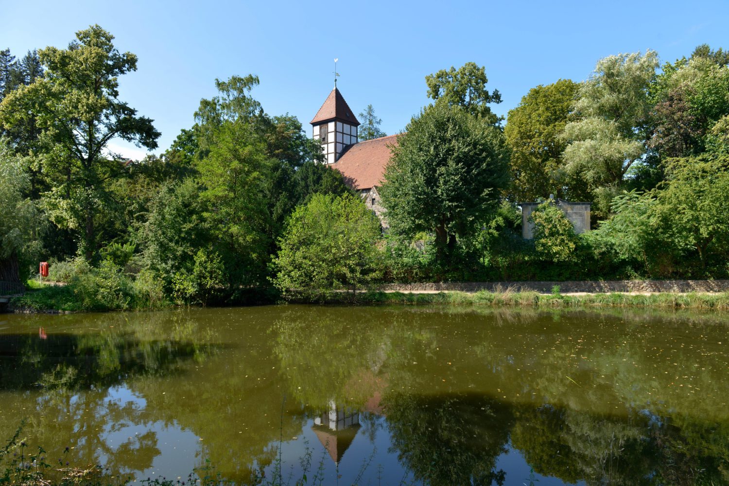 Dorfkirche und See. Der Alte Park in Alt-Tempelhof. 