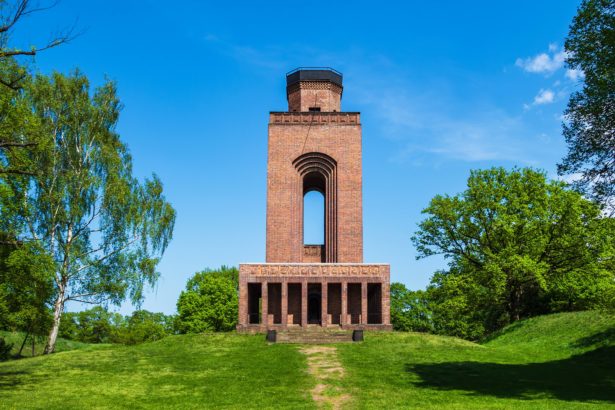 Der 27 Meter hohe Bismarckturm im Spreewald in Burg bietet eine tolle Aussicht über die Landschaft. Foto: imago images/ricok69x