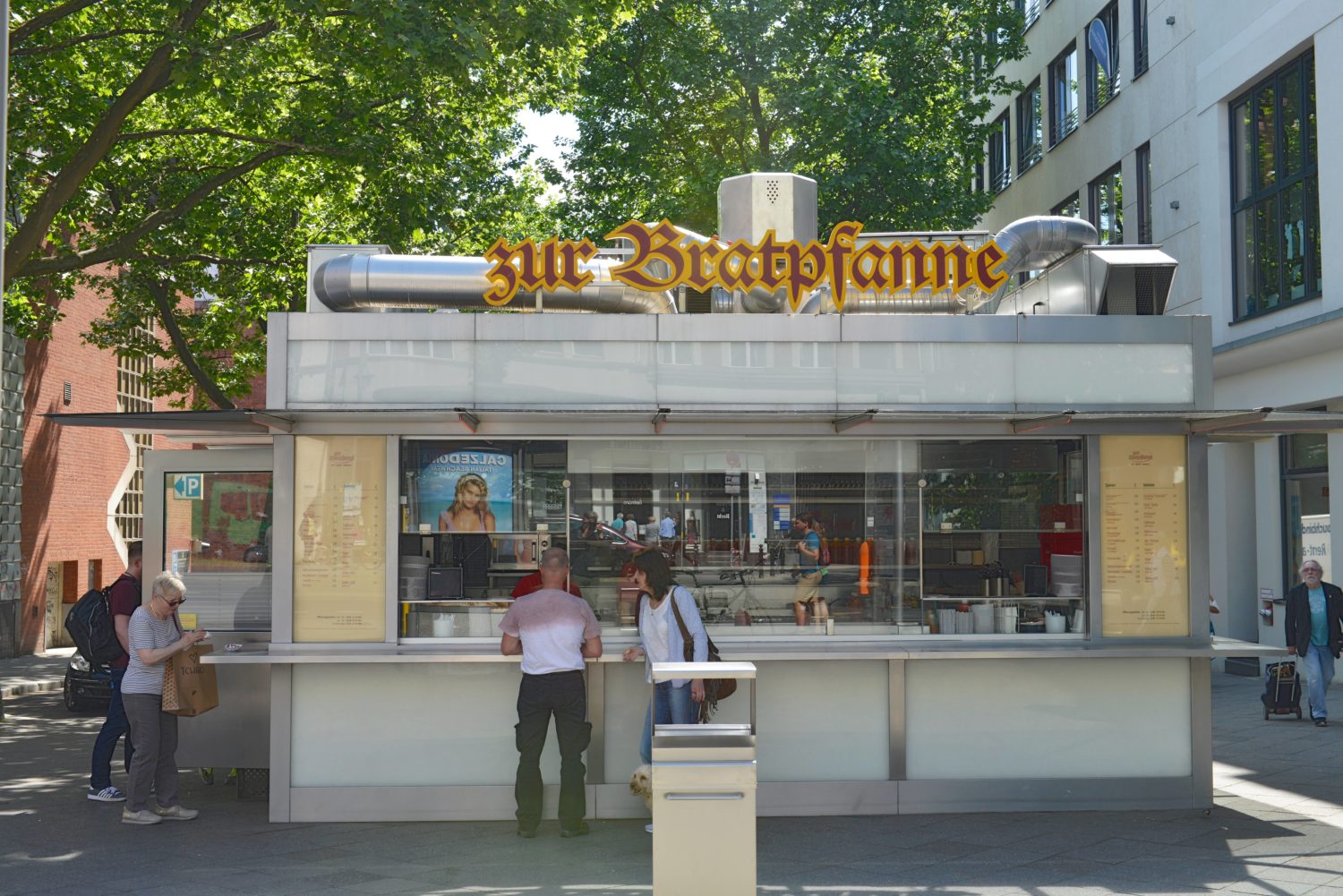 Essen gehen in Steglitz kann auch lässig, zum Beispiel beim Imbiss bei Zur Bratpfanne.