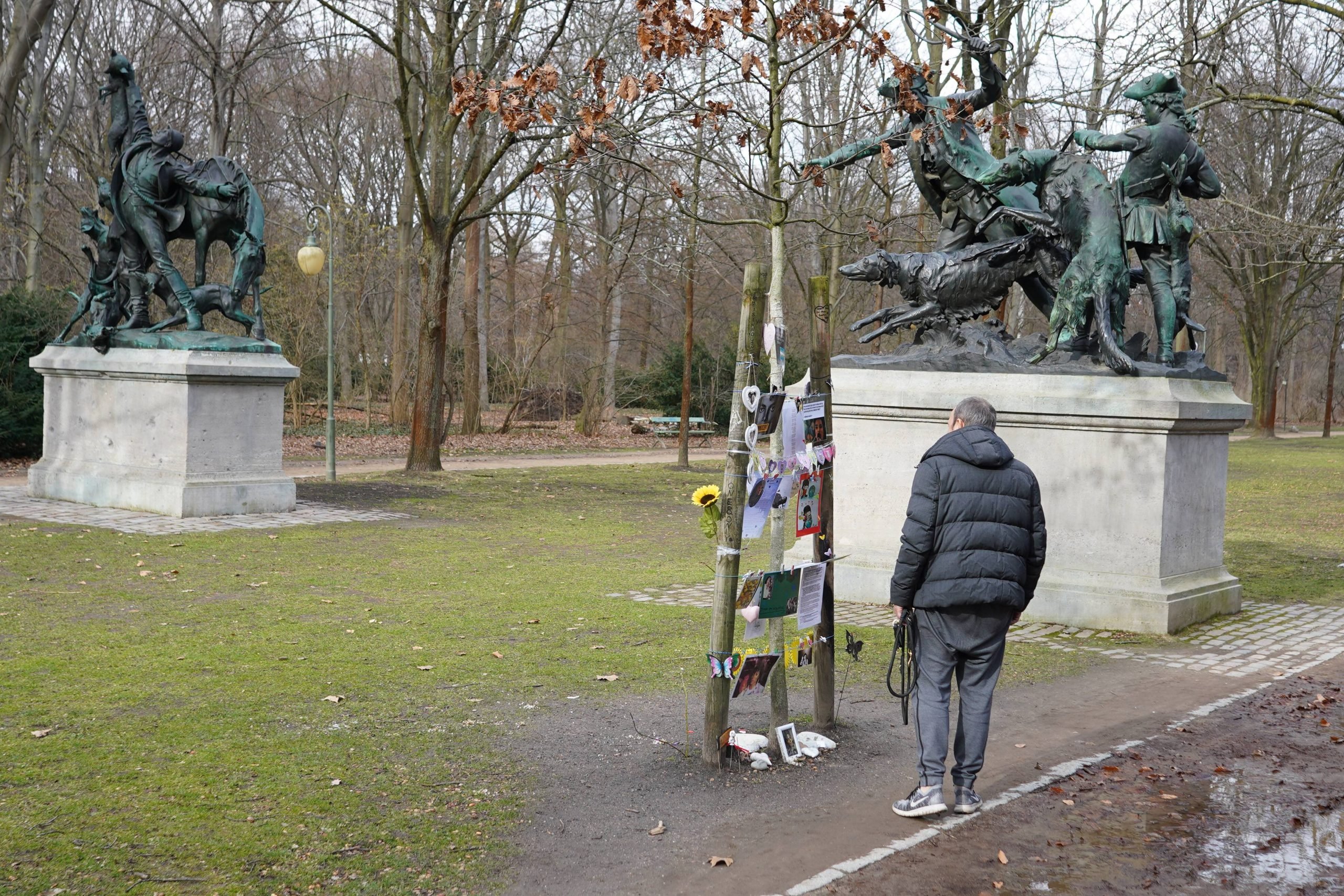 12 besondere Bäume in Berlin: der härteste, der dickste, der älteste und mehr: Fans von Michael Jackson haben ihm einen Baum im Tiergarten gewidmet.