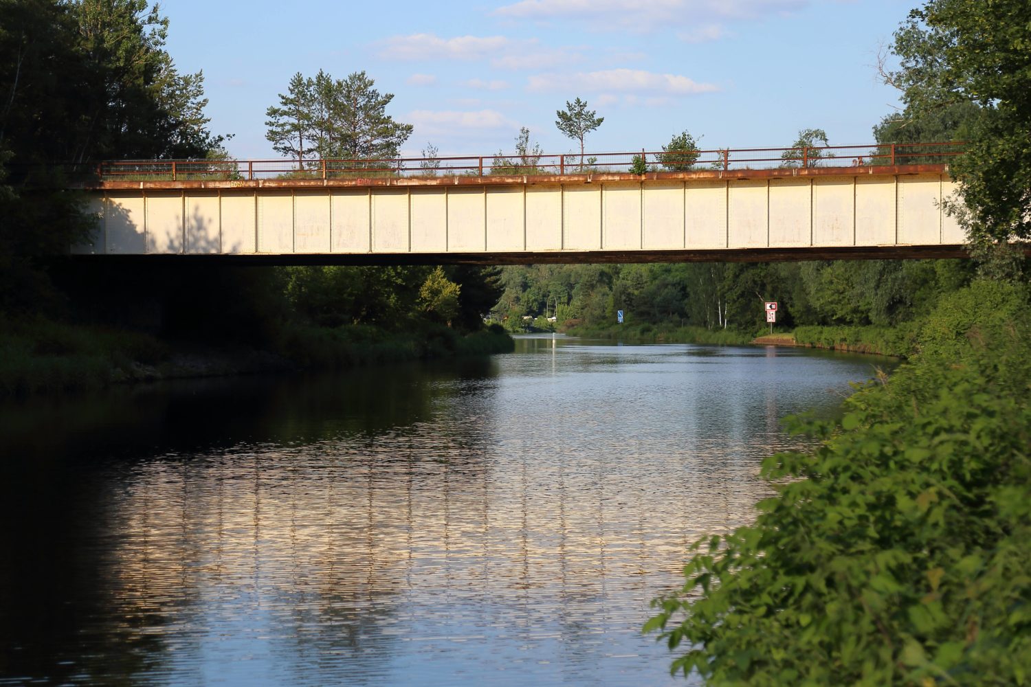 Radtour: Mauerweg im Südosten:Der Mauerweg führt auch über den Teltowkanal.