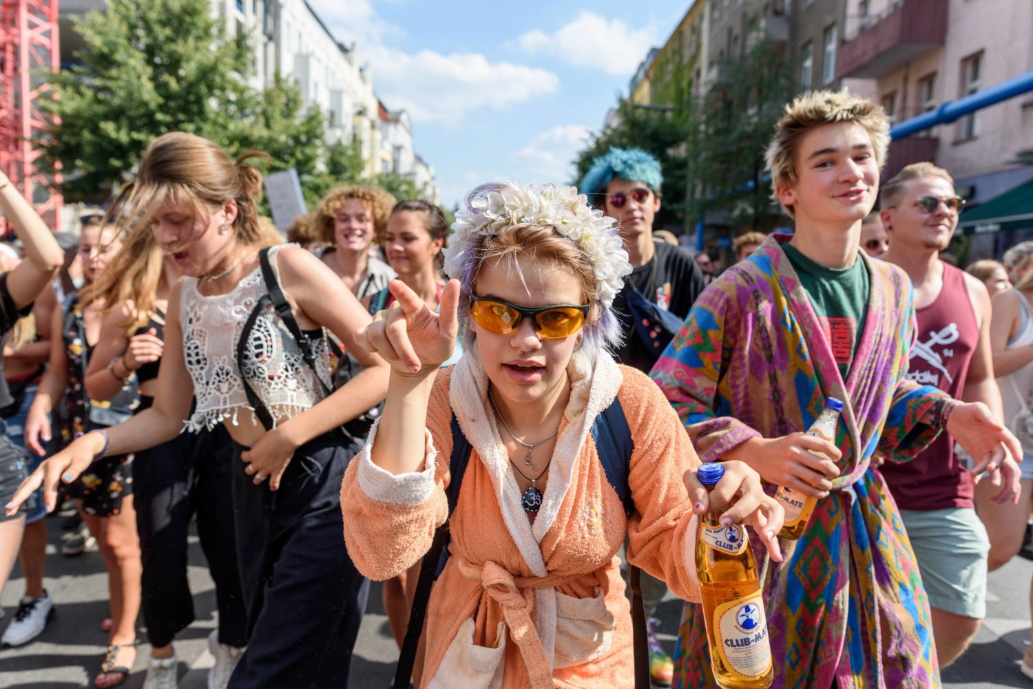 Feindbilder in Berlin: Hipster tanzen auf der Straße. 