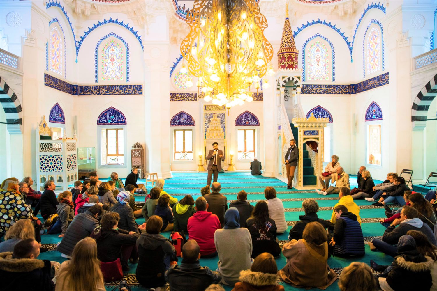 Besucher in der Sehitlik Moschee am Tag der offenen Moschee in Berlin Neukoelln am 3. Oktober 2019.  Foto: Imago/Emmanuele Contini