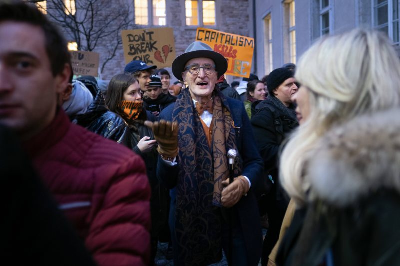 Zahlreiche Menschen protestierten für die Rettung der Griessmühle, darunter der berühmt Clubgänger Günther Krabbenhöft. 