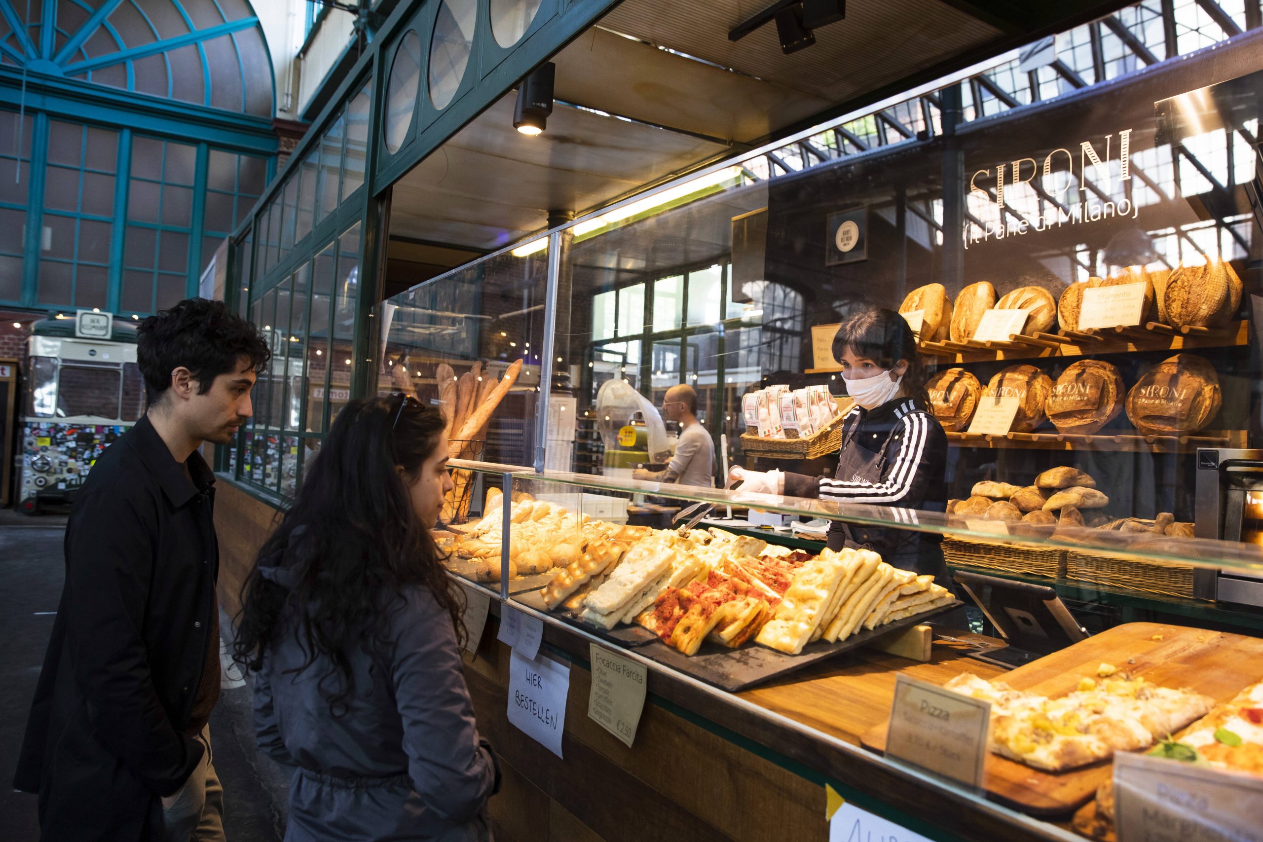 Bäckereien in Berlin Für das Focaccia alle genovese lässt Alfredo Sironi das Weizenmehl extra aus Italien importieren.