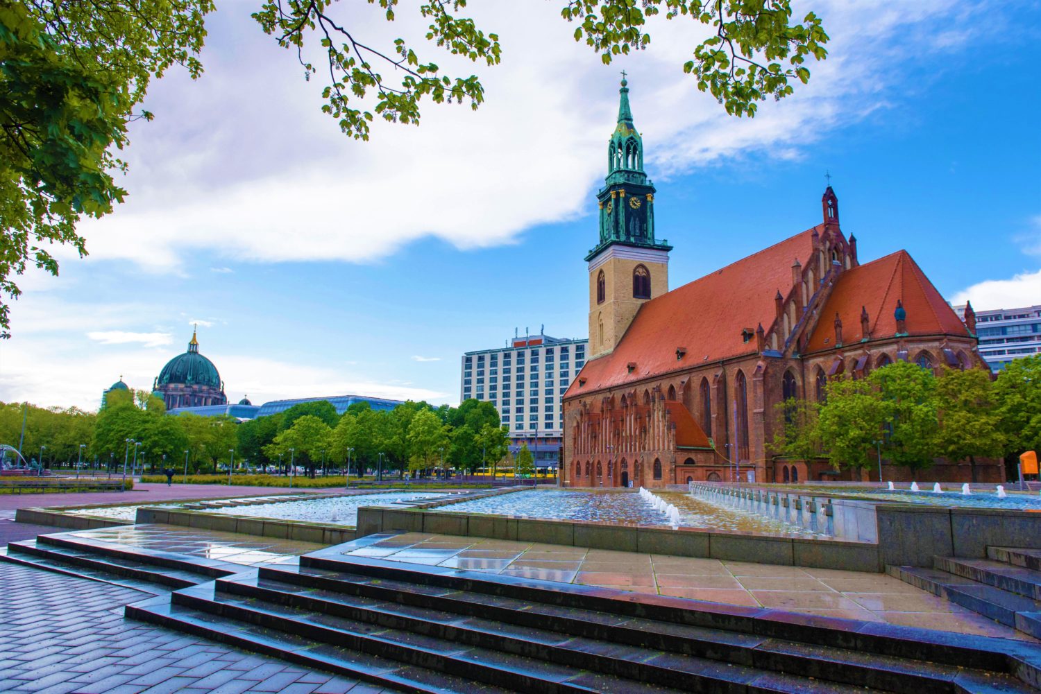 Der Platz vor dem Fernsehturm und die St. Marienkirche am 05.05.2020.