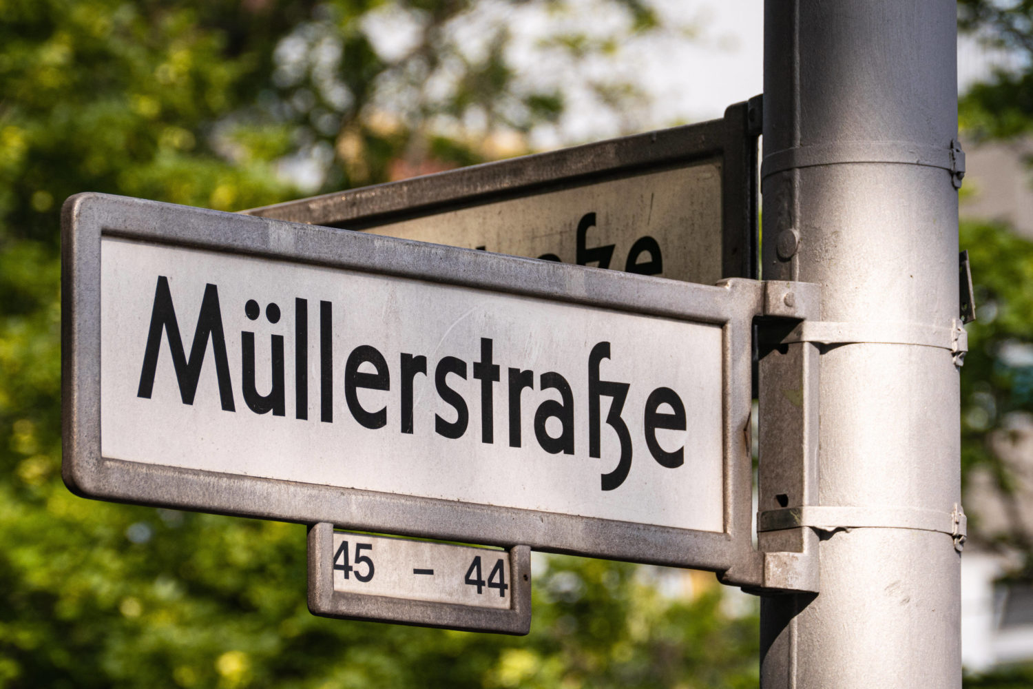 Ein Straßenschild der Müllerstraße in Berlin