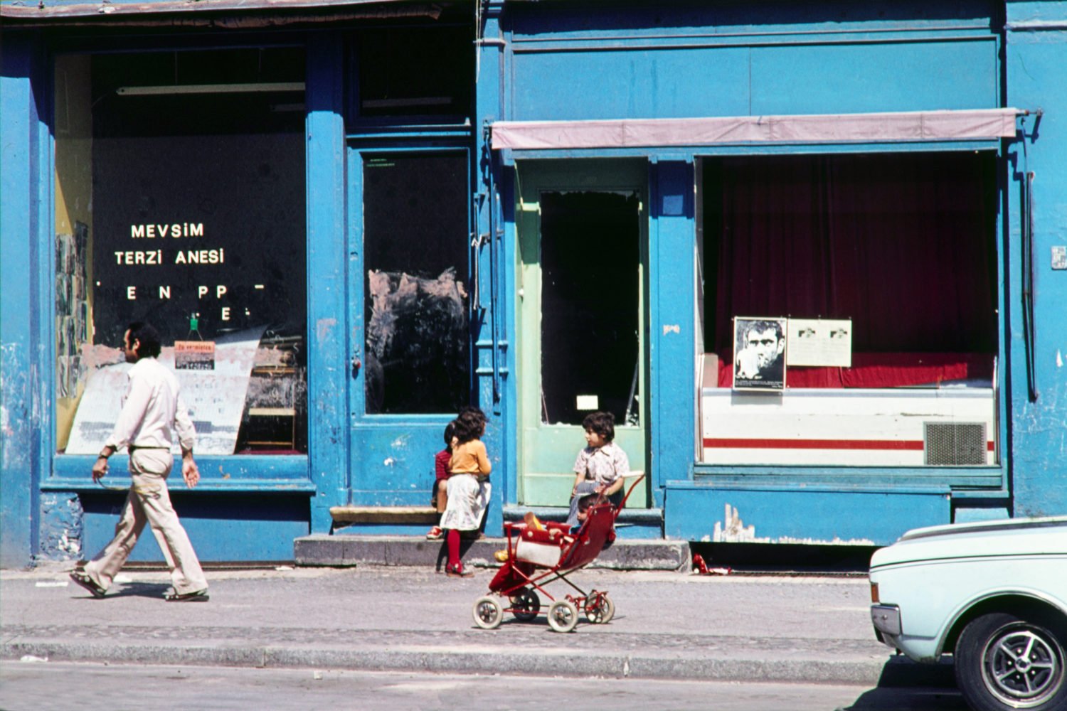 Kinder spielen auf der Strasse in Kreuzberg, um 1973.