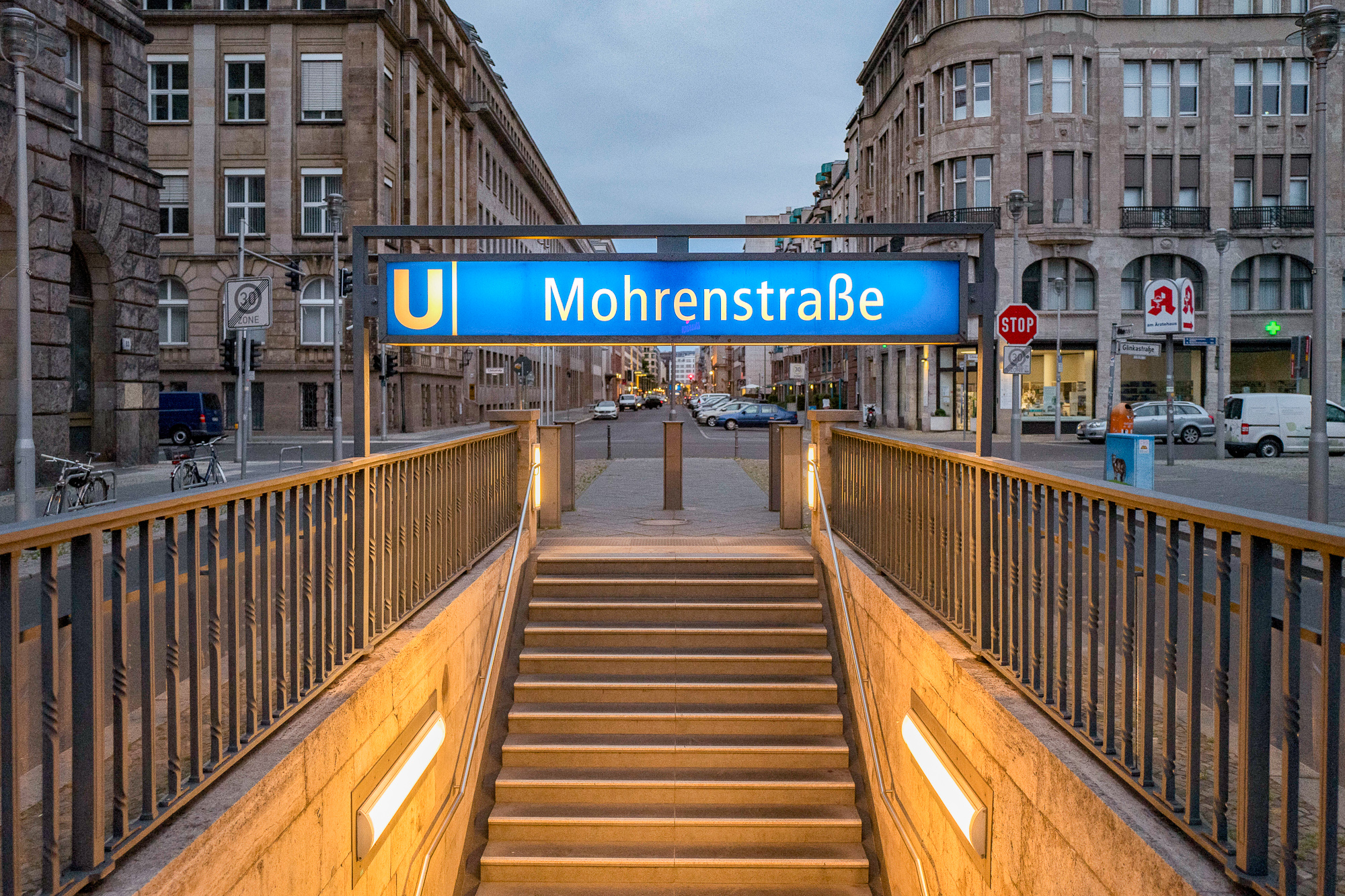Der Bahnhof Mohrenstraße wird künftig in Glinkastraße umbenannt. Foto: Imago/Sattler