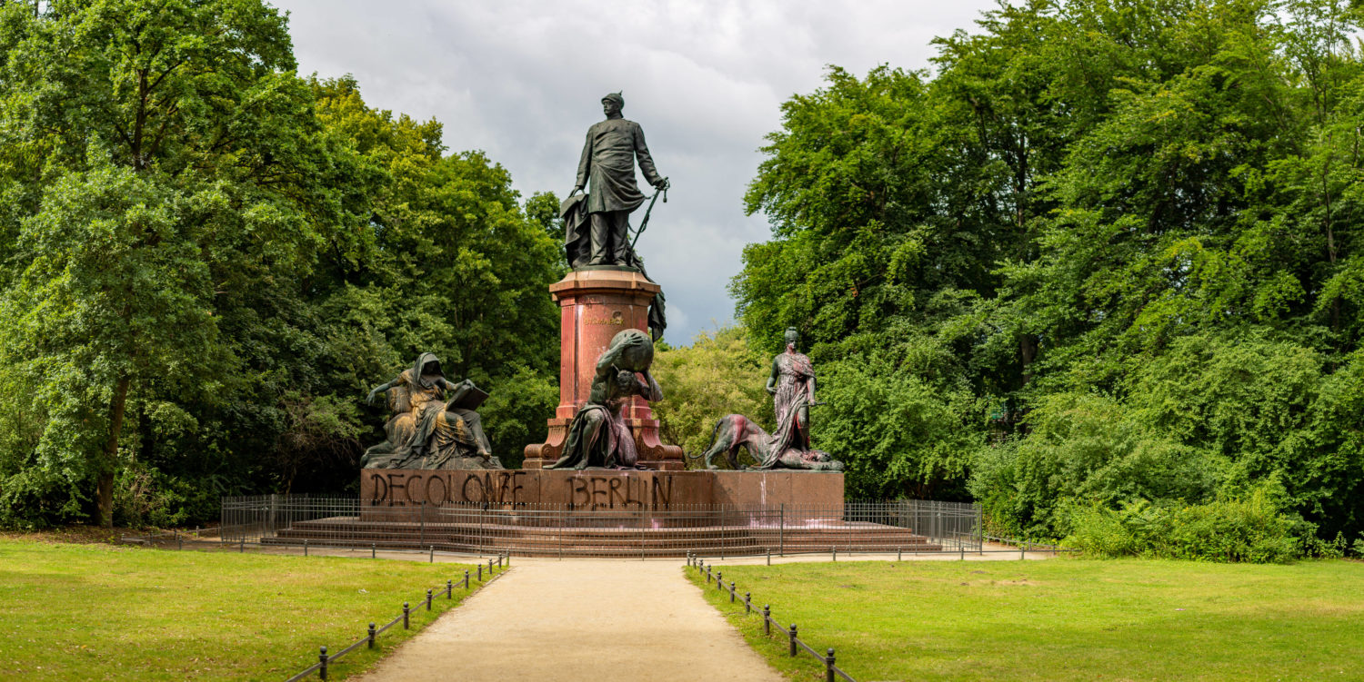 Unbekannte beschmierten das Bismarck-Denkmal im Tiergarten. Foto: imago images/A. Friedrichs