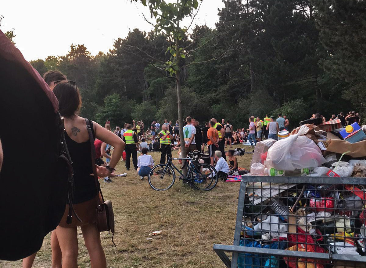 Illegale Open-Air-Partys in Berlin: Revolutioniert Corona die Szene? In der Hasenheide fordert die Polizei die Feiernden immer wieder auf, den Mindestabstand einzuhalten.