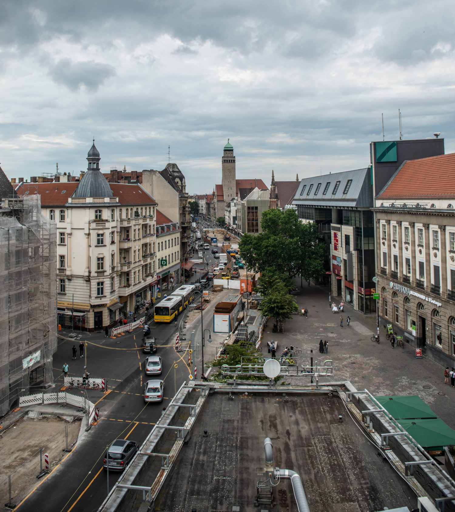 Blick auf die Karl-Marx-Straße und den Turm des Rathauses Neukölln. Foto: F. Anthea Schaap 