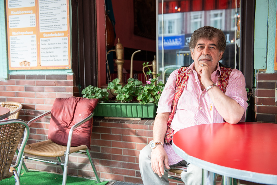 "Früher ist alles besser gewesen", Wafic Hanjoul, Chef im Shisha-Café Barbar Aga. Foto: F. Anthea Schaap