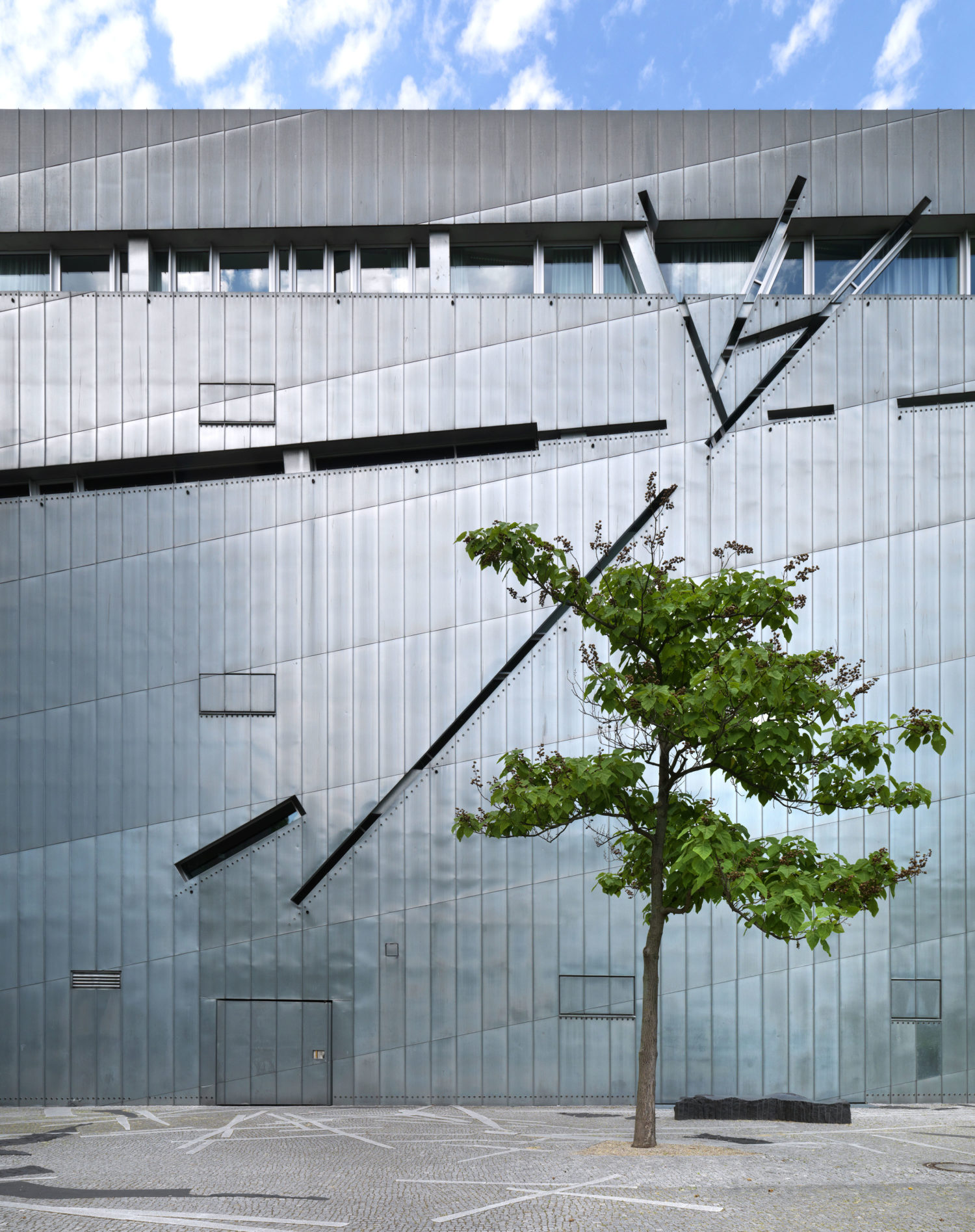 Die neue Dauerausstellung des Jüdischen Museums Berlin befindet sich im Libeskind-Bau, der 2001 eröffnet wurde. Foto: Jens Ziehe