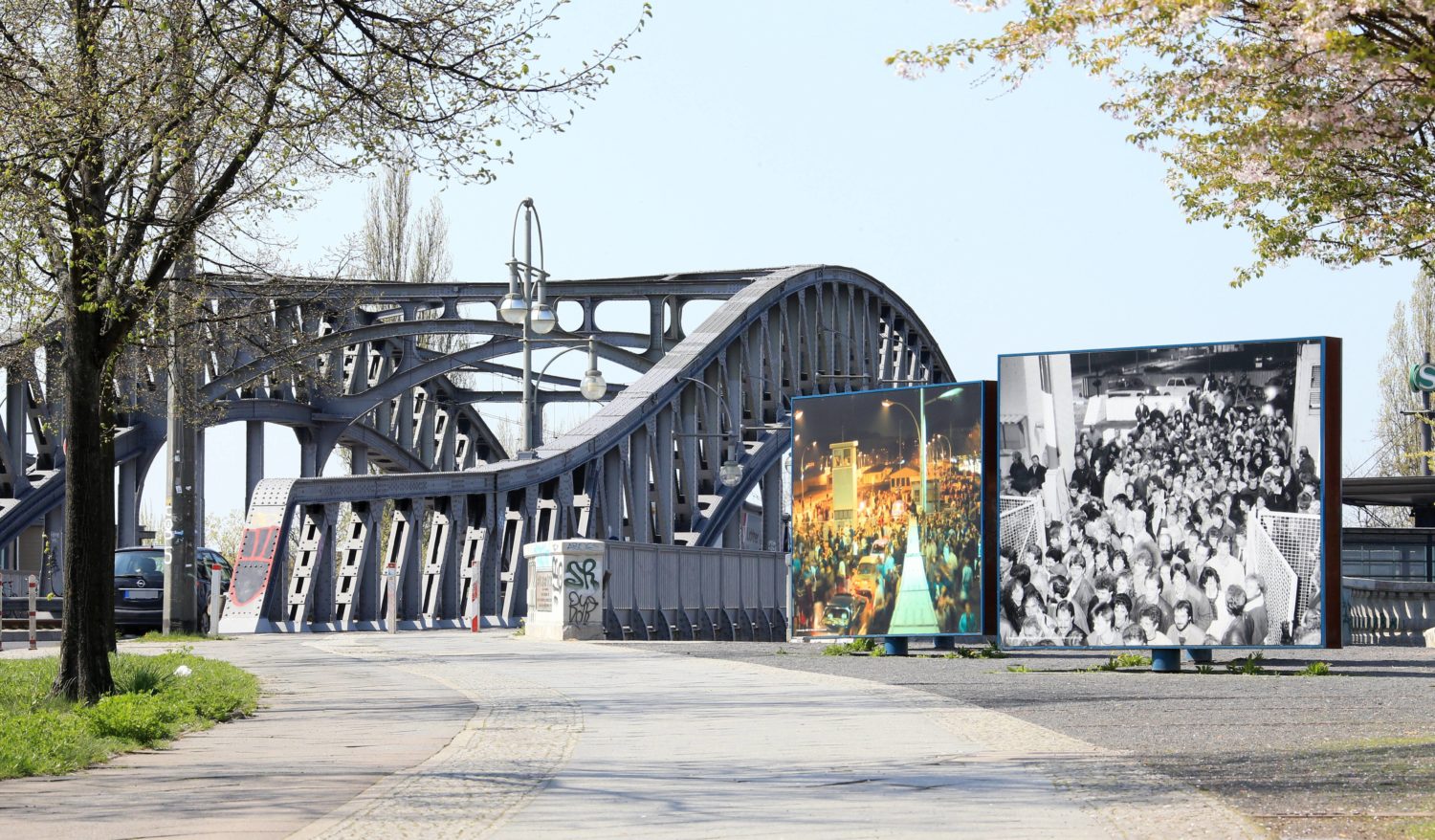 Informationstafeln zum Mauerfall findet man hier. Die Bornholmer Brücke kann man ganz normal passiere. Foto: Imago/Andreas Gora