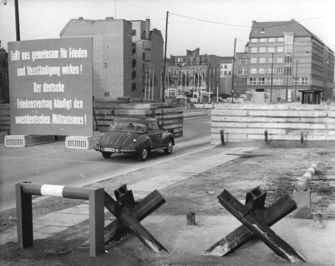 Friedrichstraße in Berlin: Grenzkontrollpunkt Friedrichstraße, 13. Dezember 1961. 