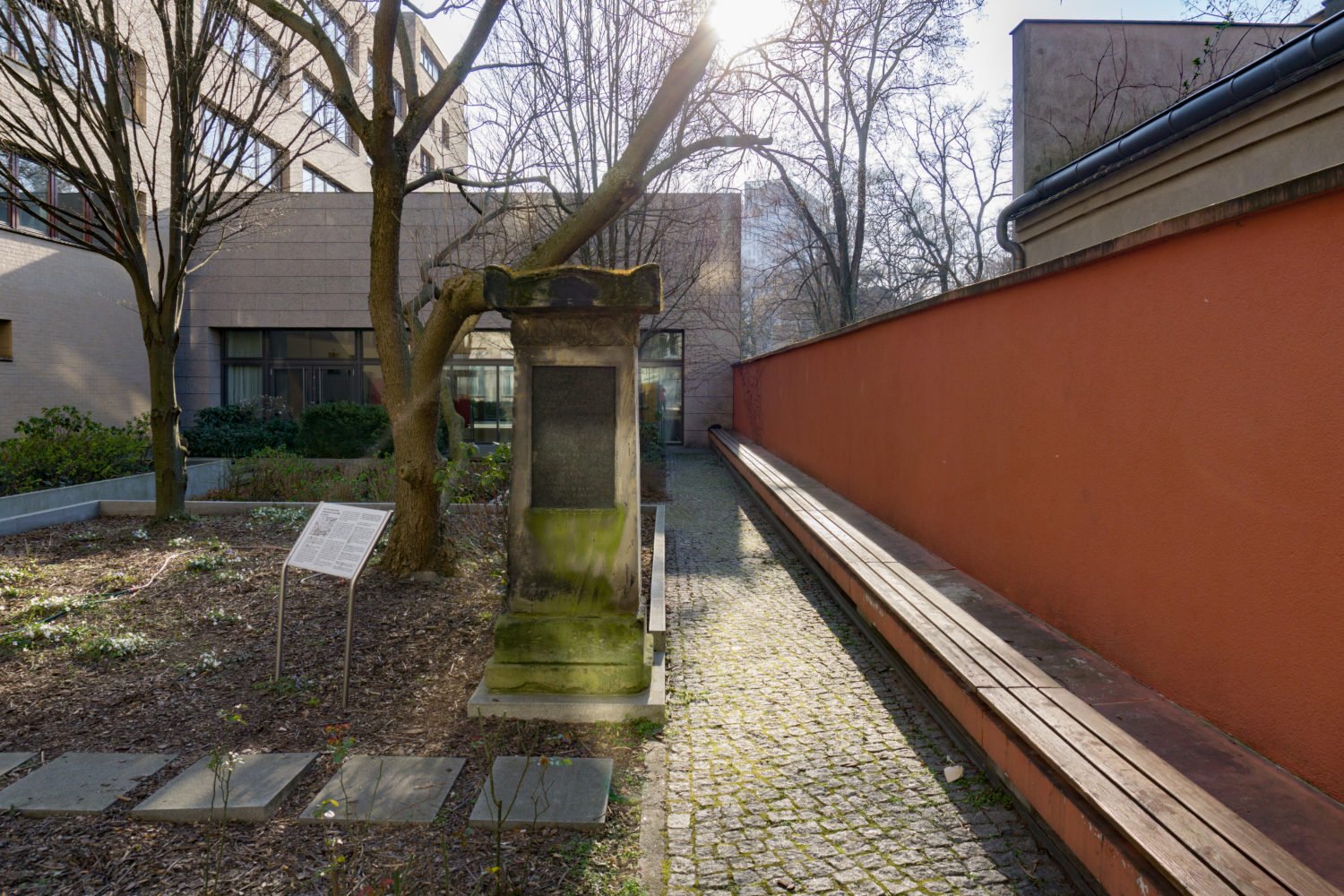 Hinterhöfe in Berlin-Mitte: Im Innenhof der Katholischen Akademie liegt das Grab von Antoinette Weiss. Foto: MM