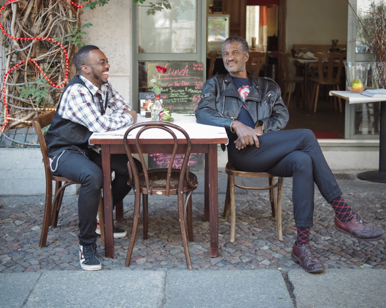 Black-owned Restaurants in Berlin Kirk Henry und Troy Lopez vor hrem Lokal Rosa Caleta 