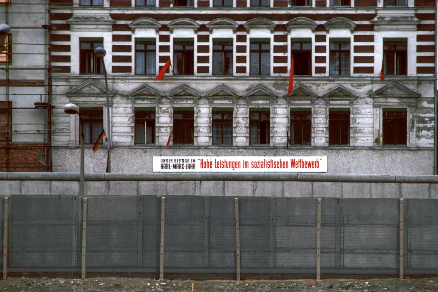 Berliner Mauer in Bildern: "Hohe Leistungen im sozialistischen Wettbewerb", forderte die DDR hier an der Mühlenstraße in Friedrichshain. Foto: imago images / Günter Schneider